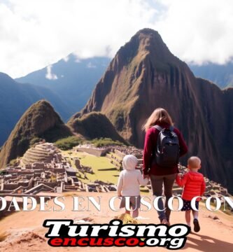 Imágen panorámica de Machu Picchu con una mujer y dos niños a lo lejos junto al nombre del artículo y el logo de la web.