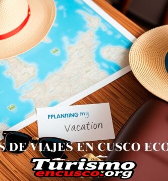 Imágen de una mesa de una agencia de viaje con elementos comunes como un mapa o gafas de sol junto al nombre del artículo y el logo de la web en la parte de abajo.