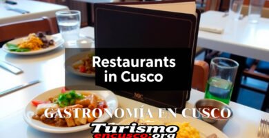 Imágen del interior de un restaurant en Cusco con el nombre del artículo y el logo de la web en la parte de abajo.