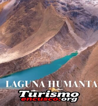 imágen panoramica de humantay junto con el nombre del artículo y el logo de la web en la parte de abajo