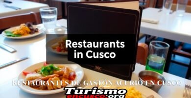 imágen de la mesa de un restaurant junto a comida peruana, el nombre del artículo y el logo de la web en la parte de abajo.