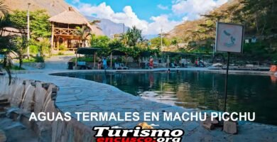 Imágen de los baños termales en primer plano con unas personas bañandose