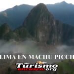 Imágen de la ciudadela de Machu Picchu con nubes que dificultan su visibilidad