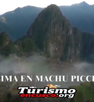 Imágen de la ciudadela de Machu Picchu con nubes que dificultan su visibilidad