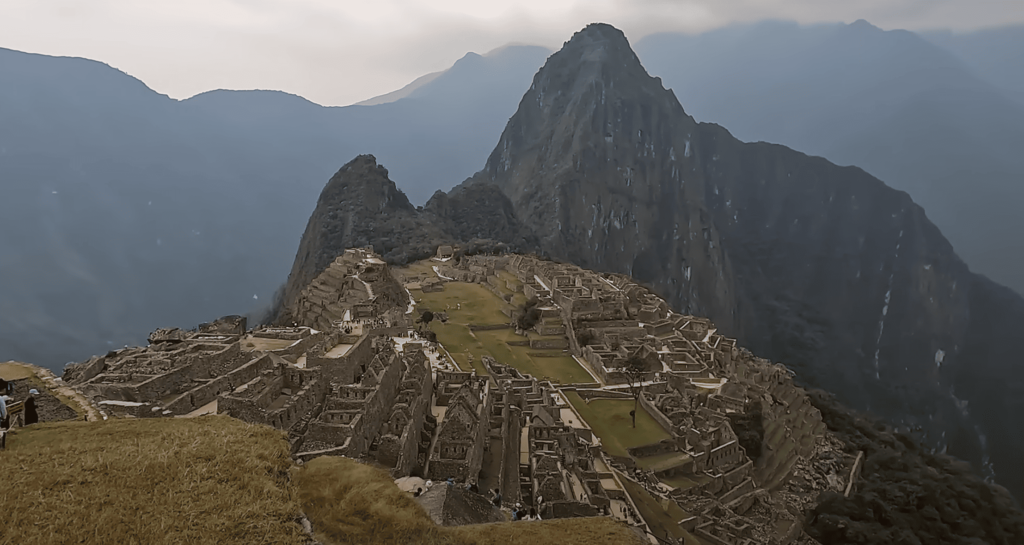 Imágen panoramica de la ciudadela de Machu Picchu con un clima calido
